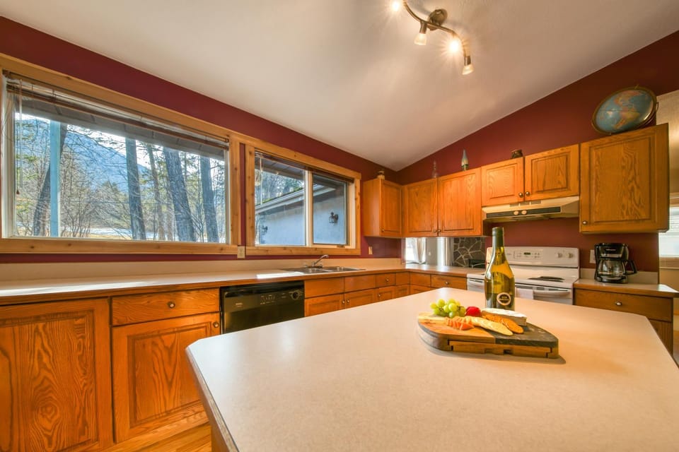 Fairmont Hot Springs, 3 Bedroom Vacation Home House in British Columbia