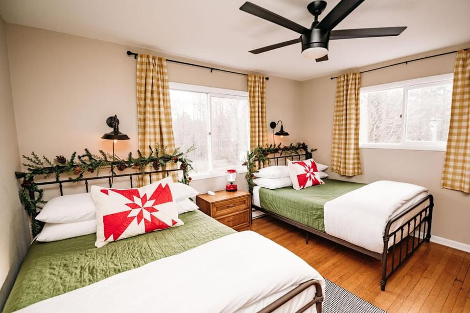 Lake Escape with 4-Season Porch & Charm House in Coolbaugh Township