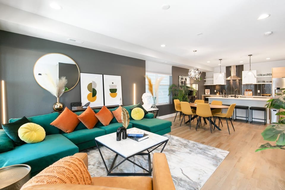 Kitchen or kitchenette, Living room, Seating area, Dining area