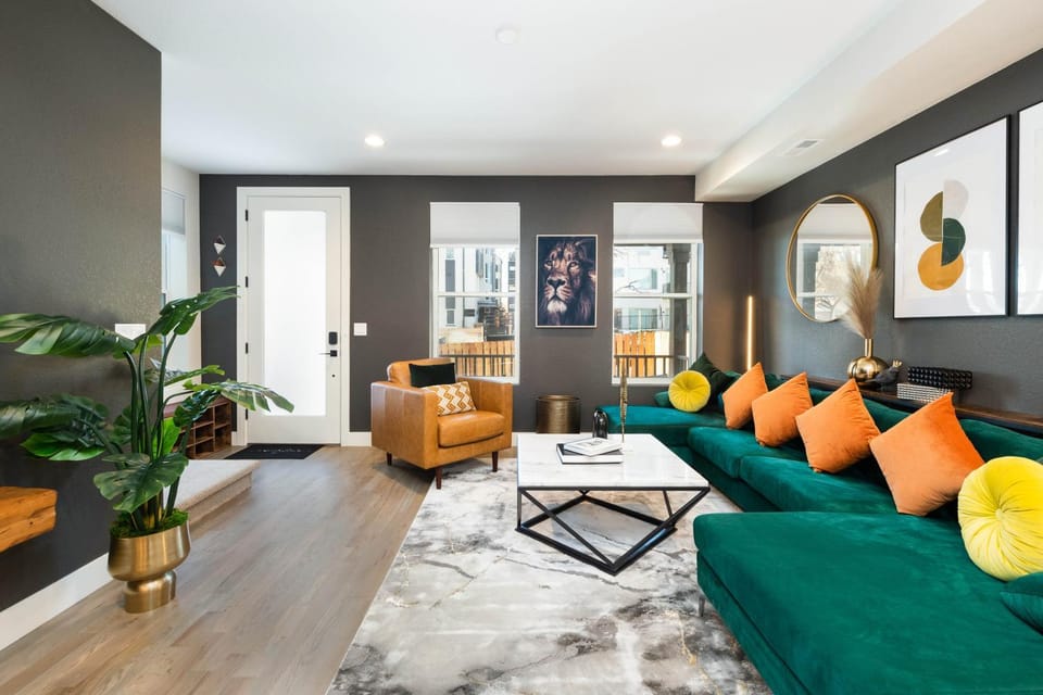 Living room, Photo of the whole room, Decorative detail, Seating area, furniture