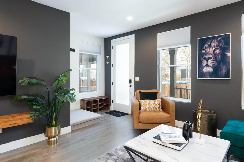 TV and multimedia, Living room, Decorative detail, Seating area