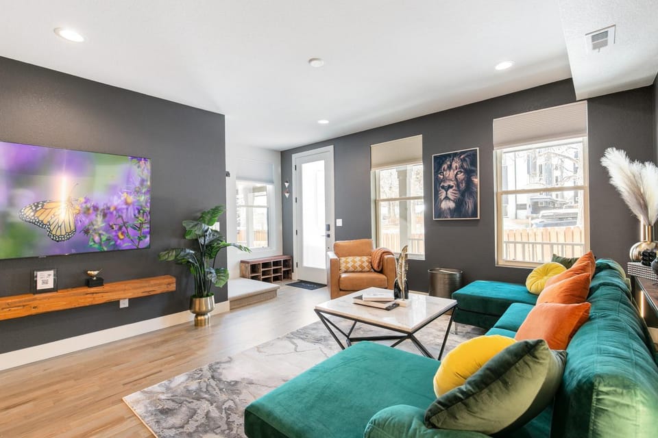 TV and multimedia, Living room, Photo of the whole room, Decorative detail, Seating area