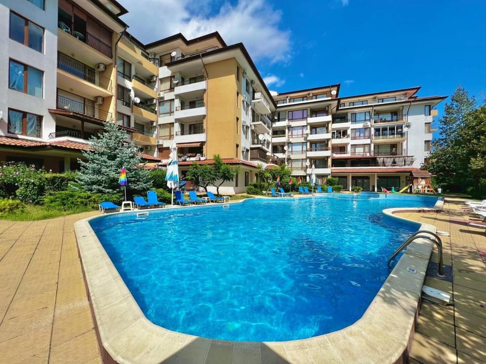 Property building, Day, Swimming pool, sunbed