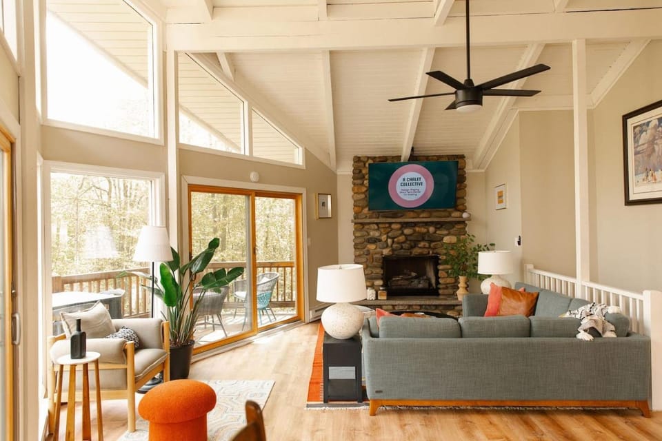 Spacious Lake Naomi Chalet for Groups House in Pocono Pines
