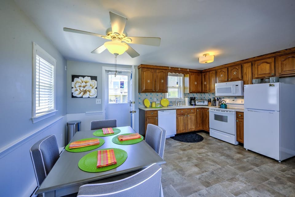 Sagamore Beachfront Cottage Escape House in Sandwich