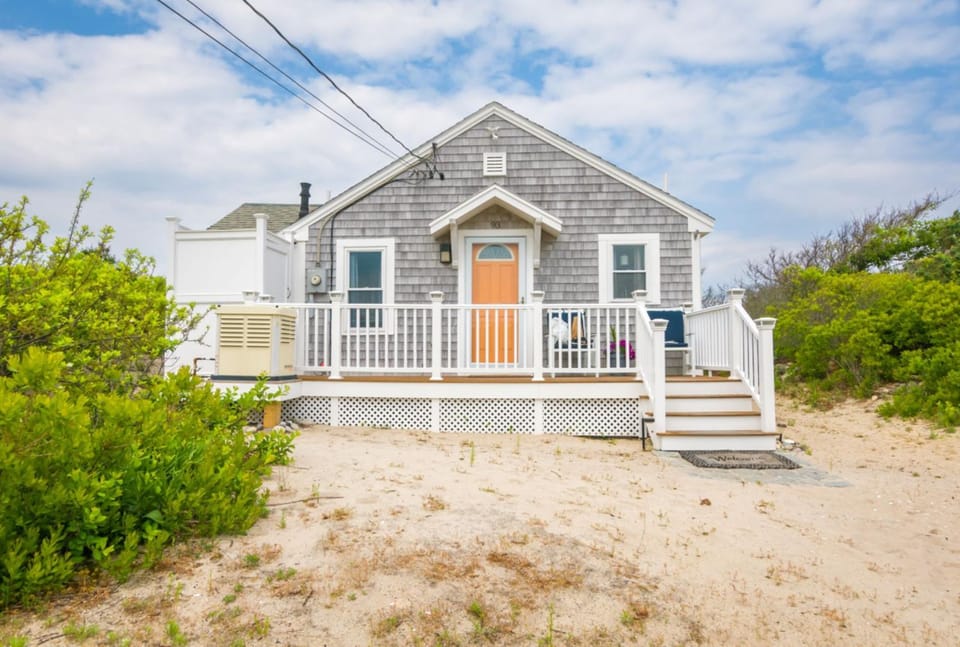 Adorable oceanfront cottage on Spring Hill Beach House in East Sandwich