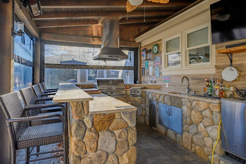 Family Tides: Private Retreat with Pool Hot Tub House in Centerville