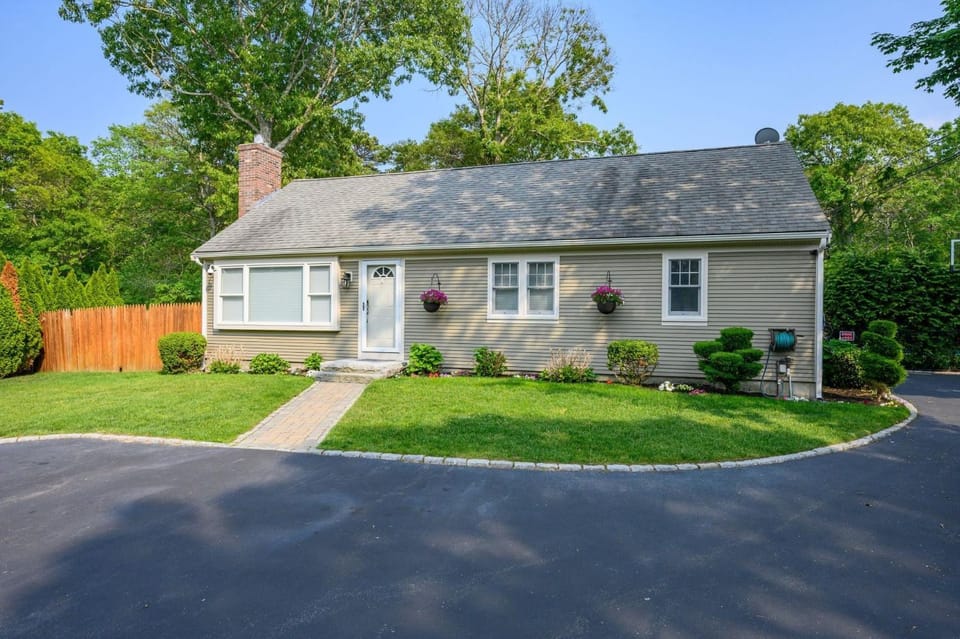 Family Tides: Private Retreat with Pool Hot Tub House in Centerville