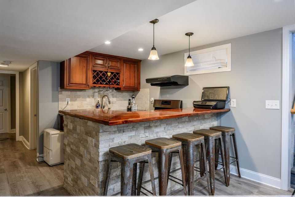 Family Tides: Private Retreat with Pool Hot Tub House in Centerville