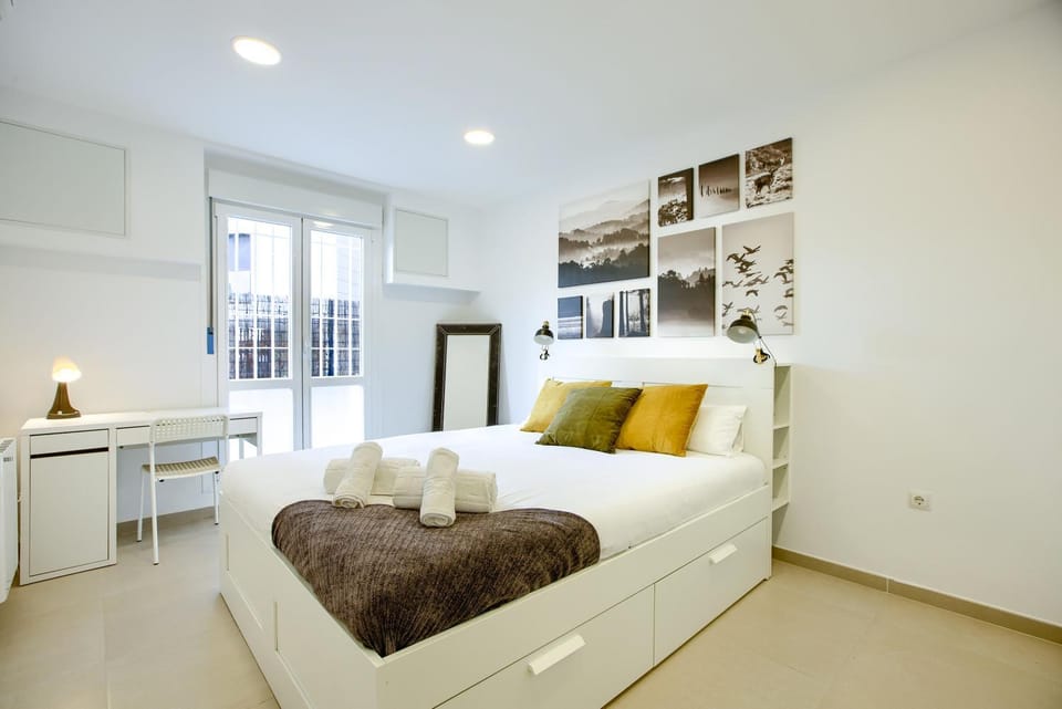 Bed, Bedroom, towels