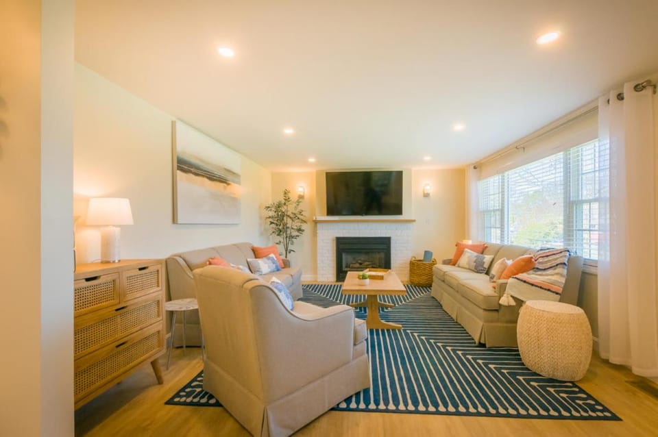 Newly Remodeled Home in Scorton Shores with Central AC House in East Sandwich