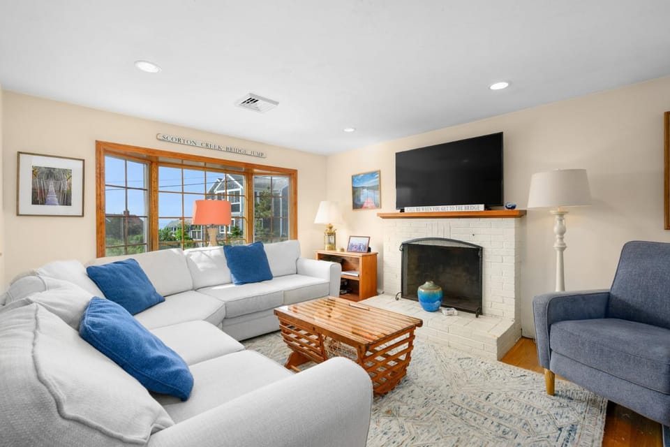 Beach Dreams: Ocean Views Room for All House in East Sandwich