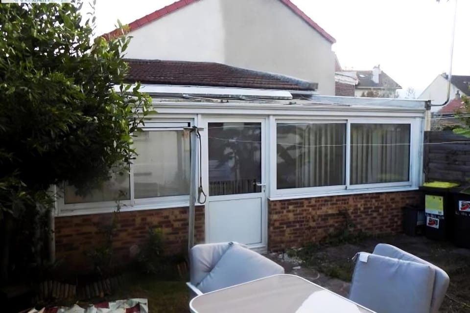 Property building, Living room, Seating area, Dining area, Garden view