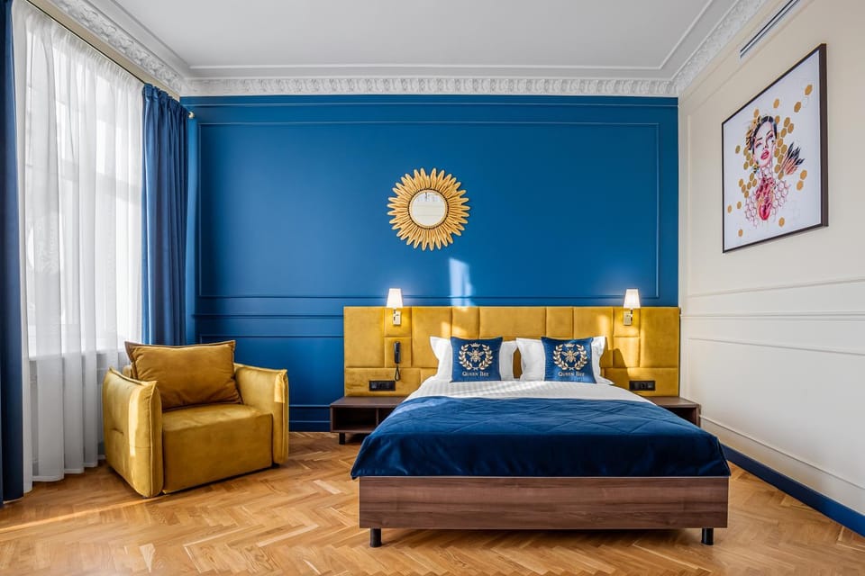 Bed, Photo of the whole room, Seating area, Bedroom