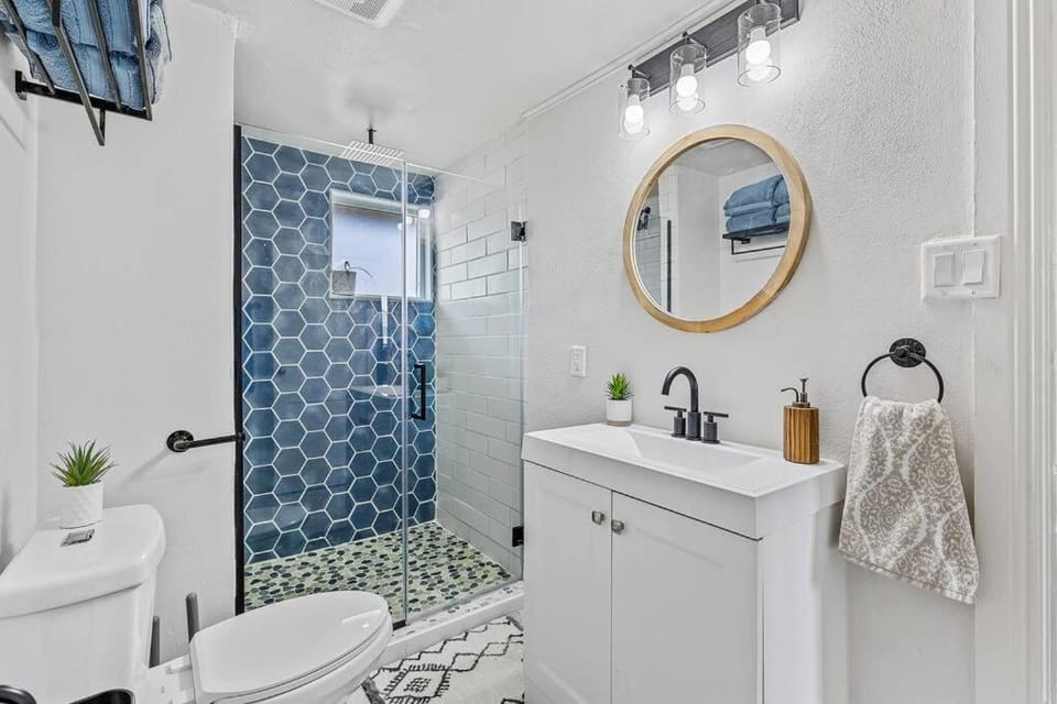 Shower, Toilet, Bathroom, towels