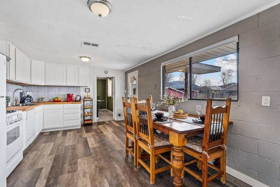 Kitchen or kitchenette, Food and drinks, Dining area, Food, dishwasher, oven, stove, toaster