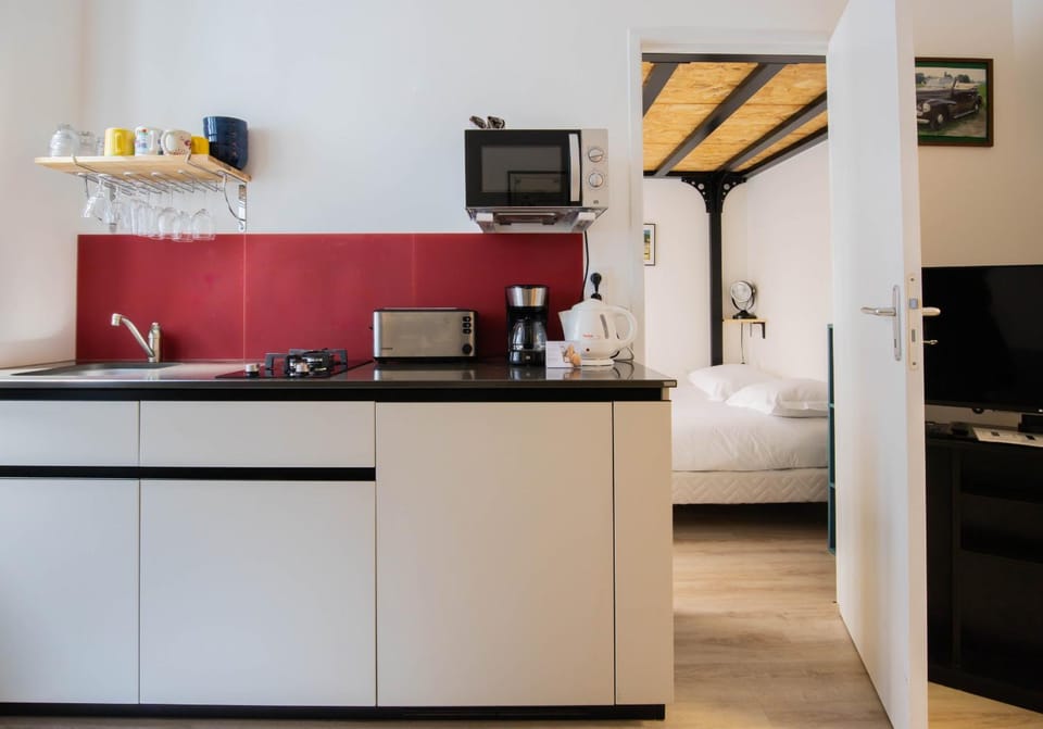 Coffee/tea facilities, Kitchen or kitchenette, minibar, oven, stove, toaster
