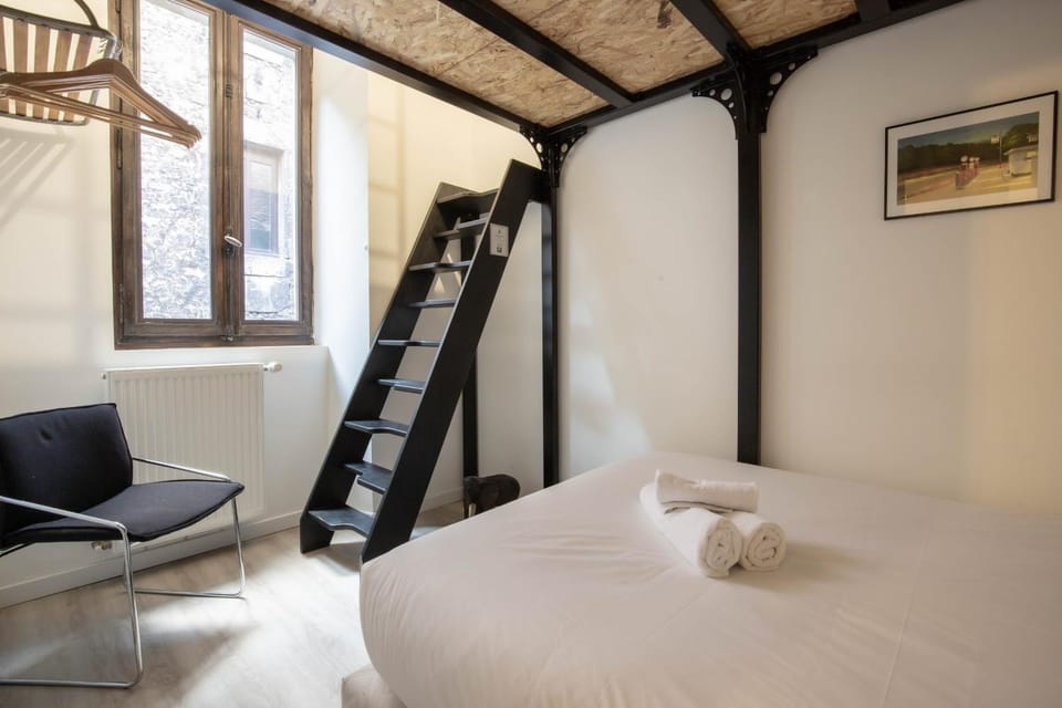 Bed, Photo of the whole room, Bedroom, bunk bed, towels