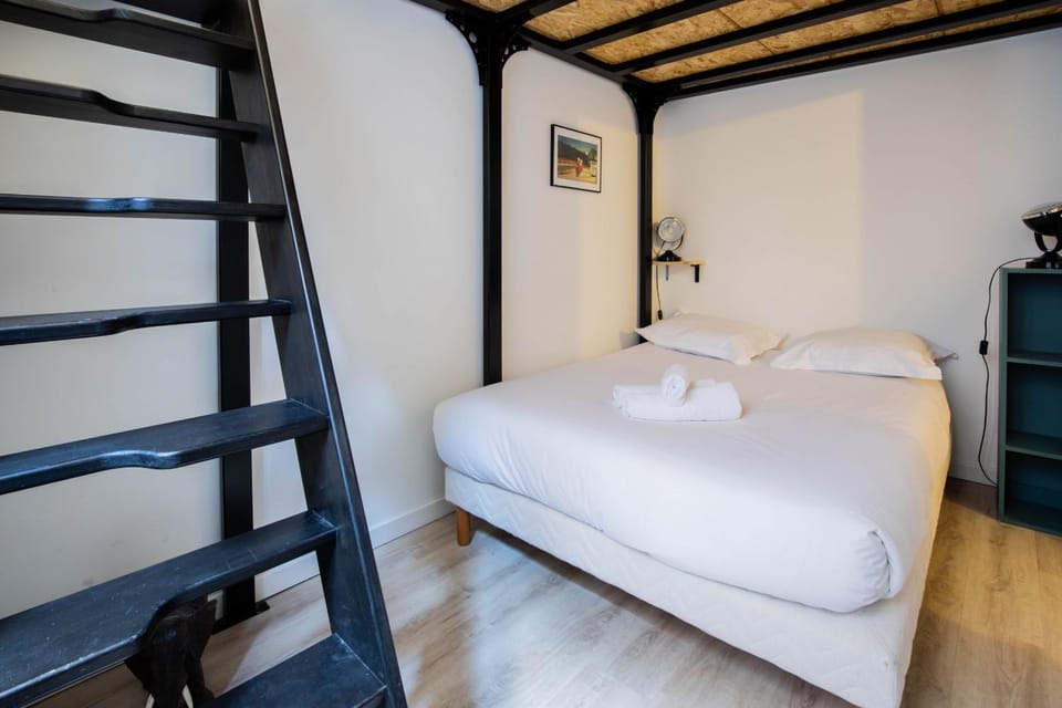 Bed, Photo of the whole room, Bedroom, bunk bed