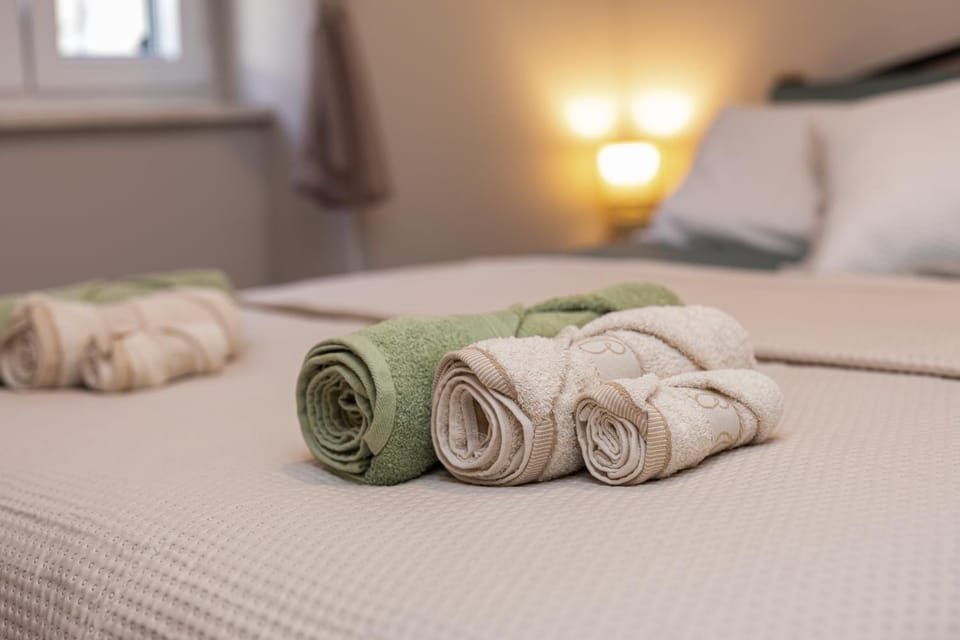 Bed, Bedroom, towels