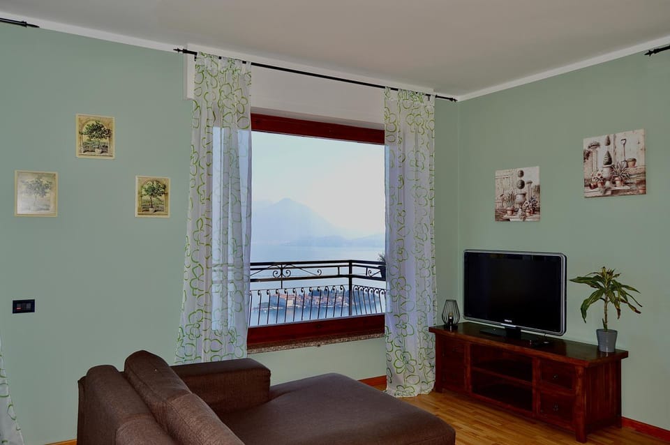 Communal lounge/ TV room, Natural landscape, TV and multimedia, Living room, Evening entertainment, Lake view