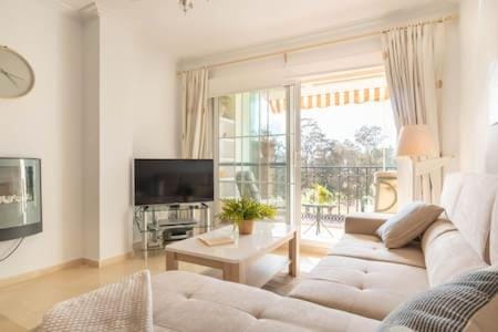TV and multimedia, Living room, Seating area, Evening entertainment