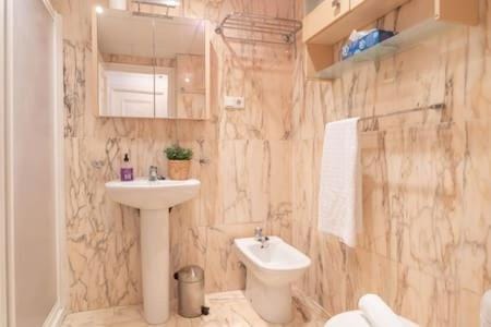 Shower, Toilet, Bathroom, bidet, towels