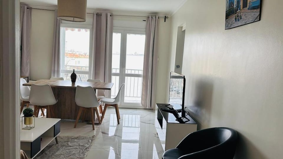 Logement entier 90m2 , Bel Appartement T4 spacieux et lumineux avec 2 Parkings privée Gratuits Apartment in Auvergne-Rhône-Alpes
