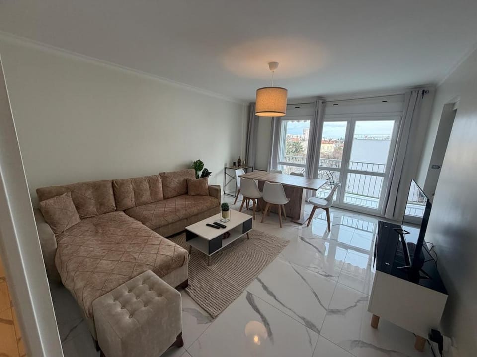 Logement entier 90m2 , Bel Appartement T4 spacieux et lumineux avec 2 Parkings privée Gratuits Apartment in Auvergne-Rhône-Alpes
