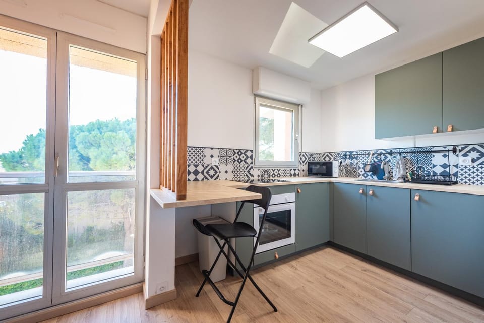 Kitchen or kitchenette, oven, stove