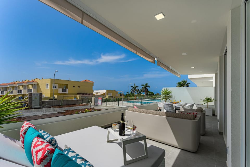 Patio, Day, Natural landscape, View (from property/room), Balcony/Terrace, Pool view, Sea view, Swimming pool, sunbed