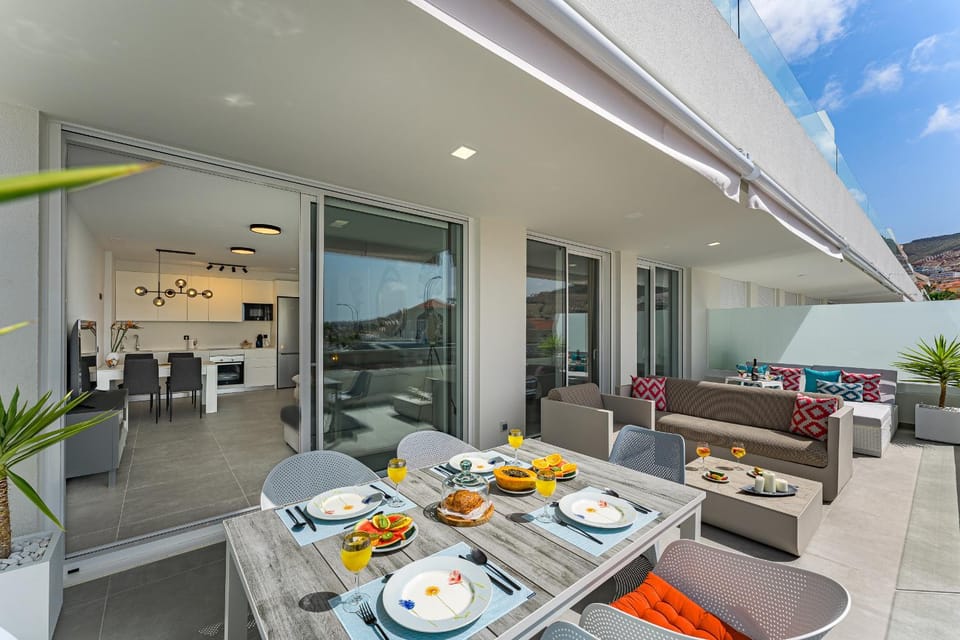 Day, View (from property/room), Balcony/Terrace, Living room, Seating area, Dining area