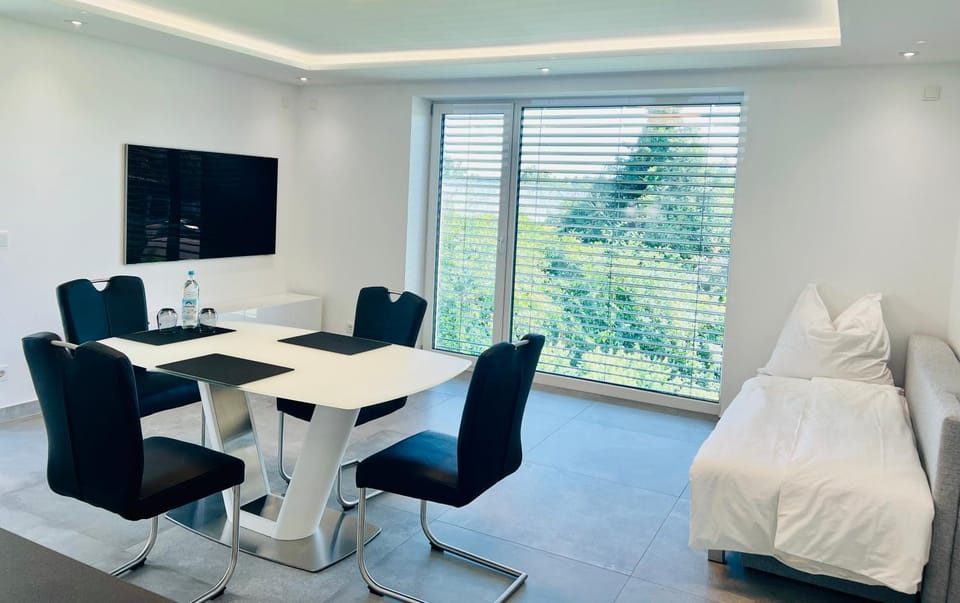 Bed, TV and multimedia, Living room, Photo of the whole room, Seating area, Dining area