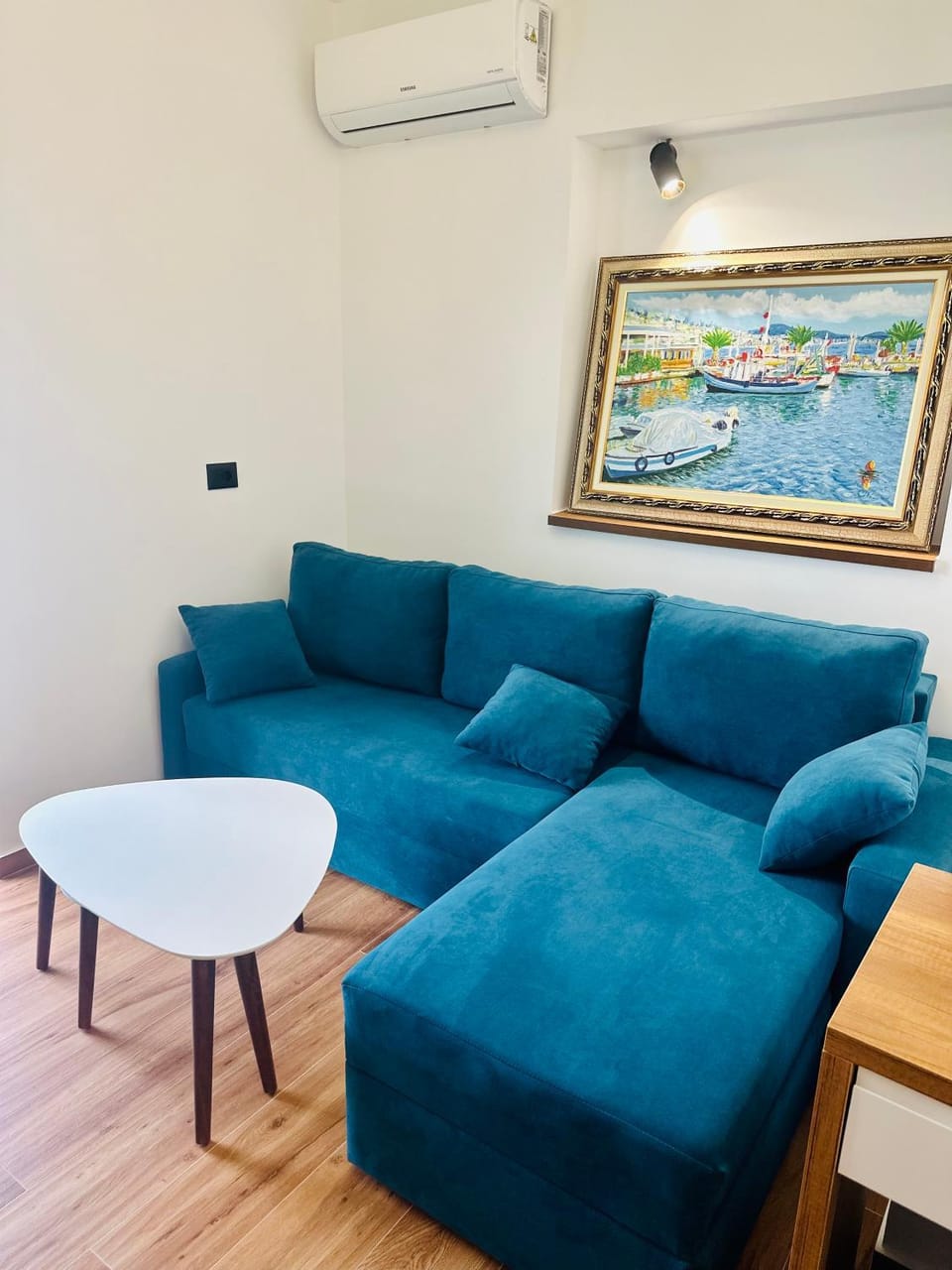 Living room, Seating area, air conditioner