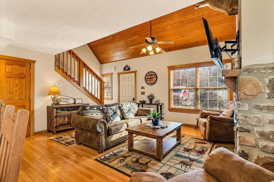 Bear Cabin Getaway Cabin in Table Rock Lake