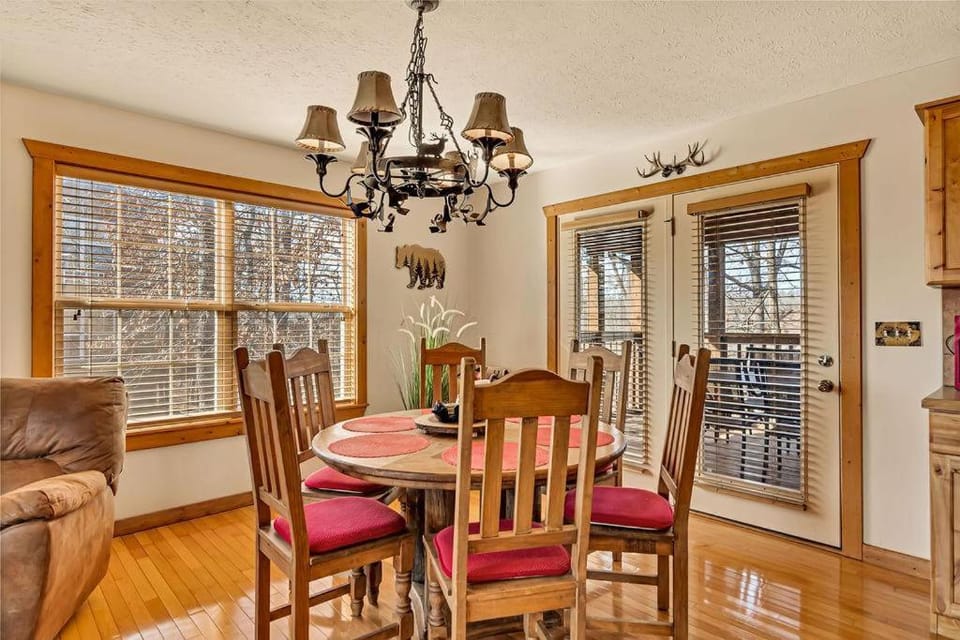 Bear Cabin Getaway Cabin in Table Rock Lake
