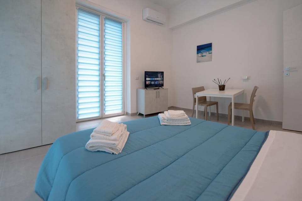 Bed, TV and multimedia, Bedroom, towels, air conditioner