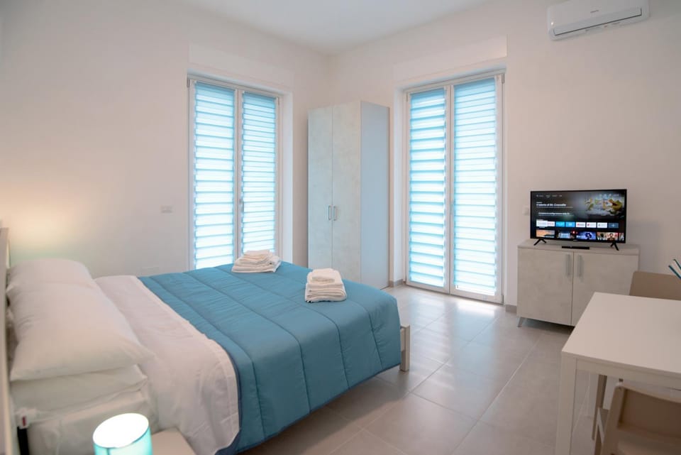 Bed, Photo of the whole room, Bedroom, air conditioner