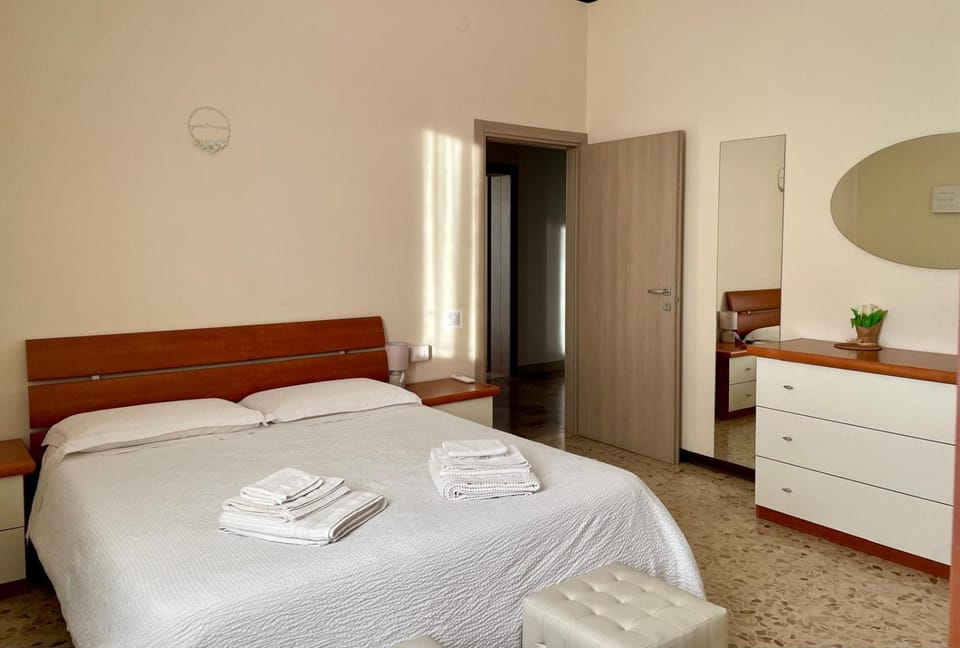 Bed, Bedroom, towels, wardrobe