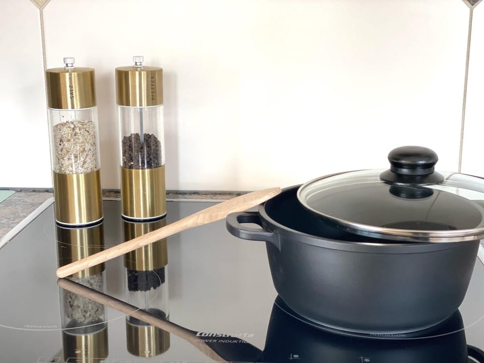 Coffee/tea facilities, Kitchen or kitchenette, stove