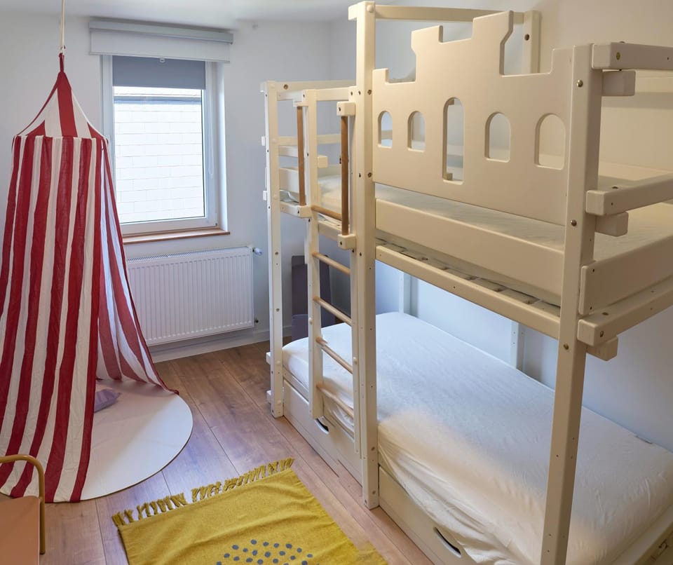 Photo of the whole room, Bedroom, young children, older children, bunk bed