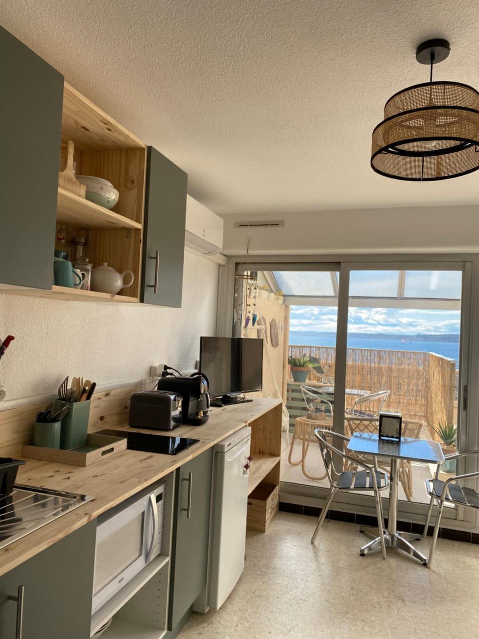 Natural landscape, Kitchen or kitchenette, Dining area, Sea view, minibar, stove, toaster