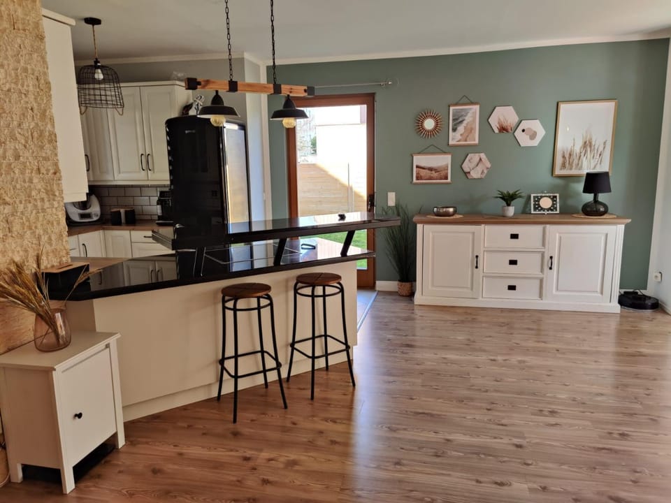 Kitchen or kitchenette, Lounge or bar
