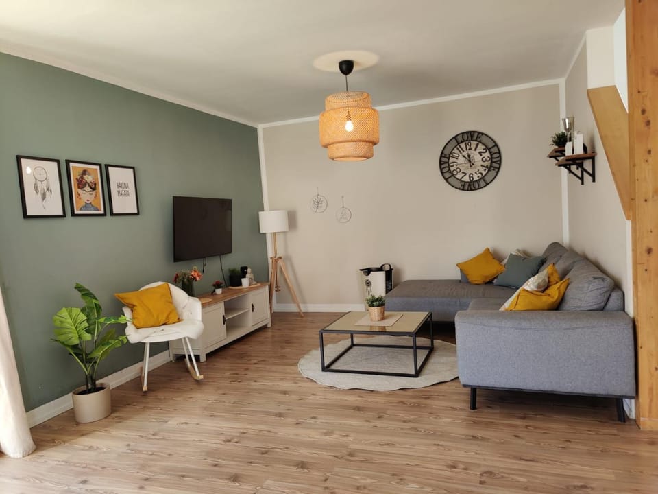 Communal lounge/ TV room, TV and multimedia, Living room, Seating area