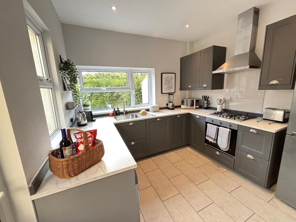 Coffee/tea facilities, Kitchen or kitchenette, dishwasher, oven, stove