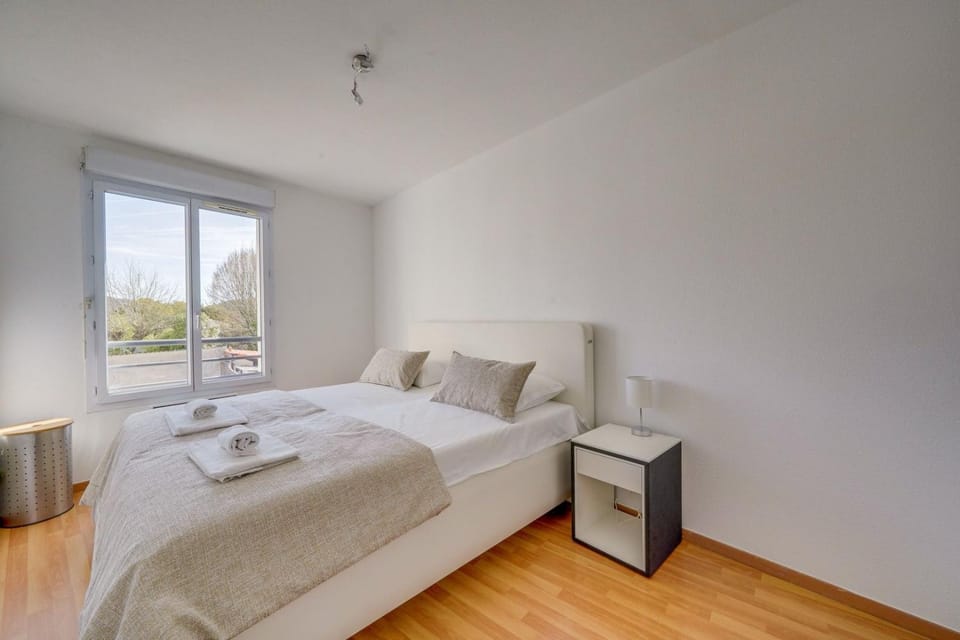 Bed, Bedroom, towels