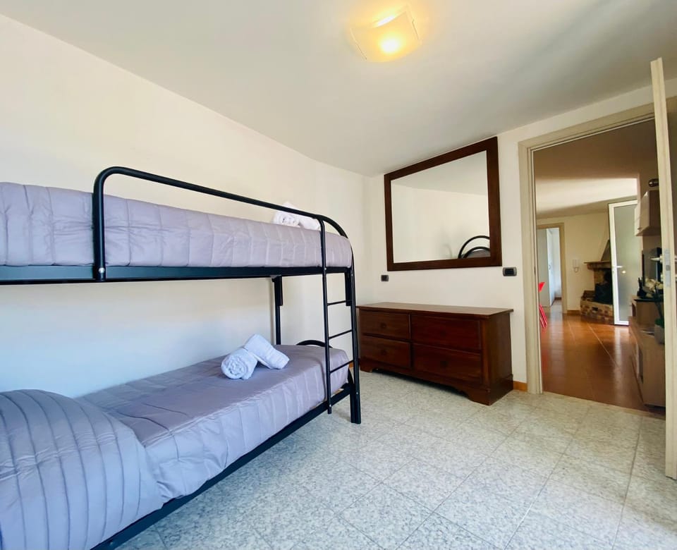 Bedroom, bunk bed