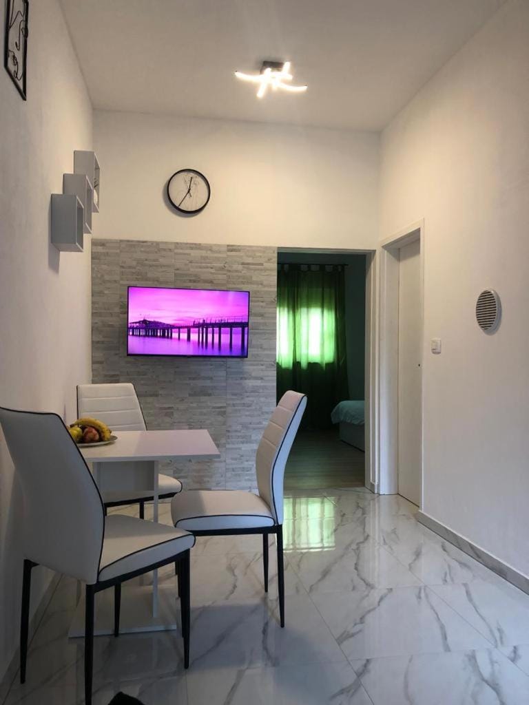 TV and multimedia, Living room, Seating area, Dining area