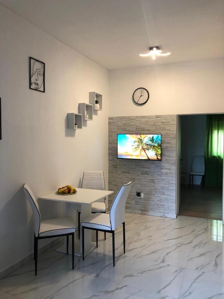 TV and multimedia, Living room, Seating area, Dining area