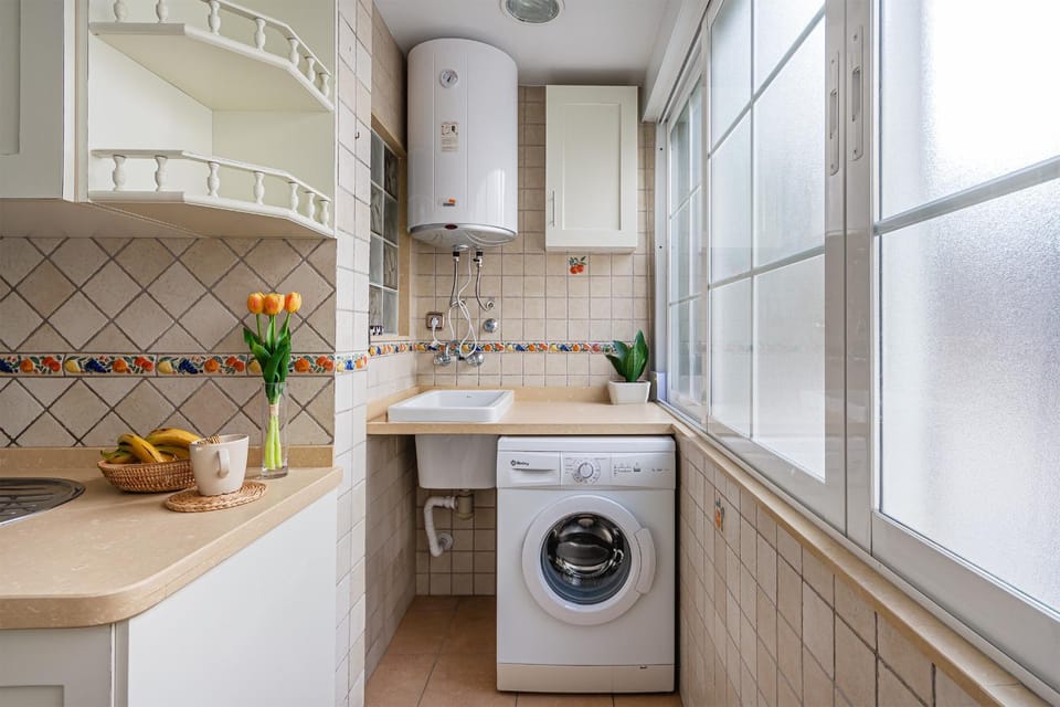 Kitchen or kitchenette, dishwasher, oven, washing machine